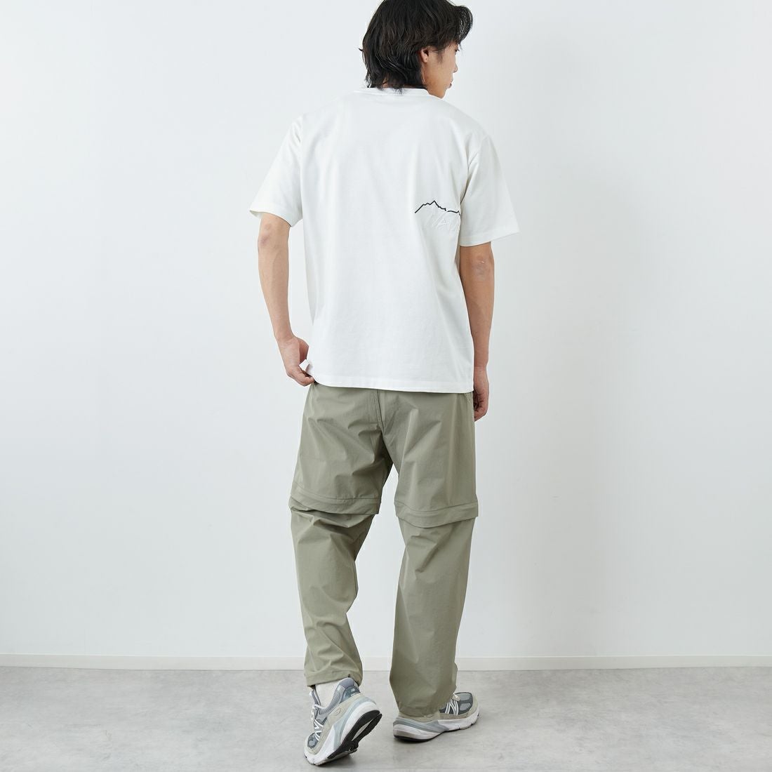 JEANSFACTORY × NANGA [ジーンズファクトリー × ナンガ] 別注 ブランドロゴ刺繍 ショートスリーブTシャツ [NW26SS-JF3] WHITE &&モデル身長：179cm 着用サイズ：L&&