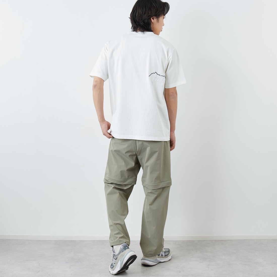 JEANSFACTORY × NANGA [ジーンズファクトリー × ナンガ] 別注 ブランドロゴ刺繍 ショートスリーブTシャツ [NW26SS-JF3] WHITE &&モデル身長：179cm 着用サイズ：L&&