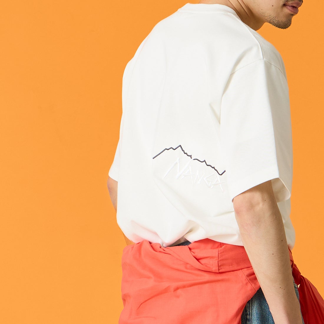 JEANSFACTORY × NANGA [ジーンズファクトリー × ナンガ] 別注 ブランドロゴ刺繍 ショートスリーブTシャツ [NW26SS-JF3] WHITE &&モデル身長：168cm 着用サイズ：L&&