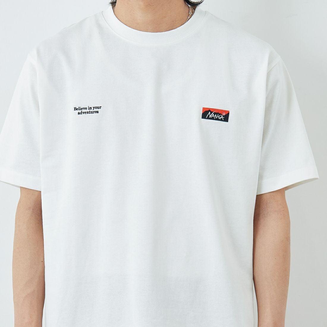 JEANSFACTORY × NANGA [ジーンズファクトリー × ナンガ] 別注 ブランドロゴ刺繍 ショートスリーブTシャツ [NW26SS-JF3] WHITE &&モデル身長：179cm 着用サイズ：L&&