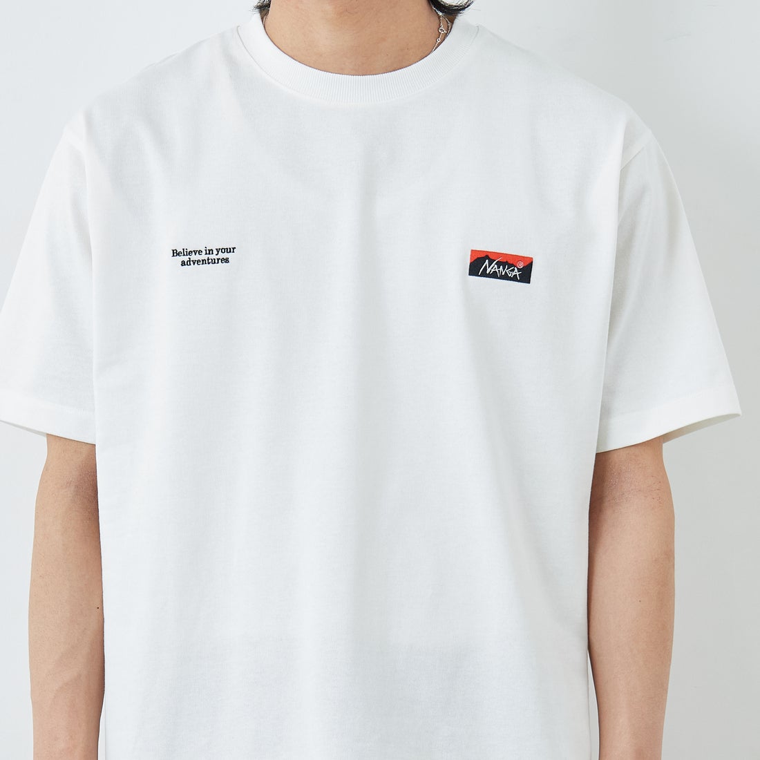 JEANSFACTORY × NANGA [ジーンズファクトリー × ナンガ] 別注 ブランドロゴ刺繍 ショートスリーブTシャツ [NW26SS-JF3] WHITE &&モデル身長：179cm 着用サイズ：L&&