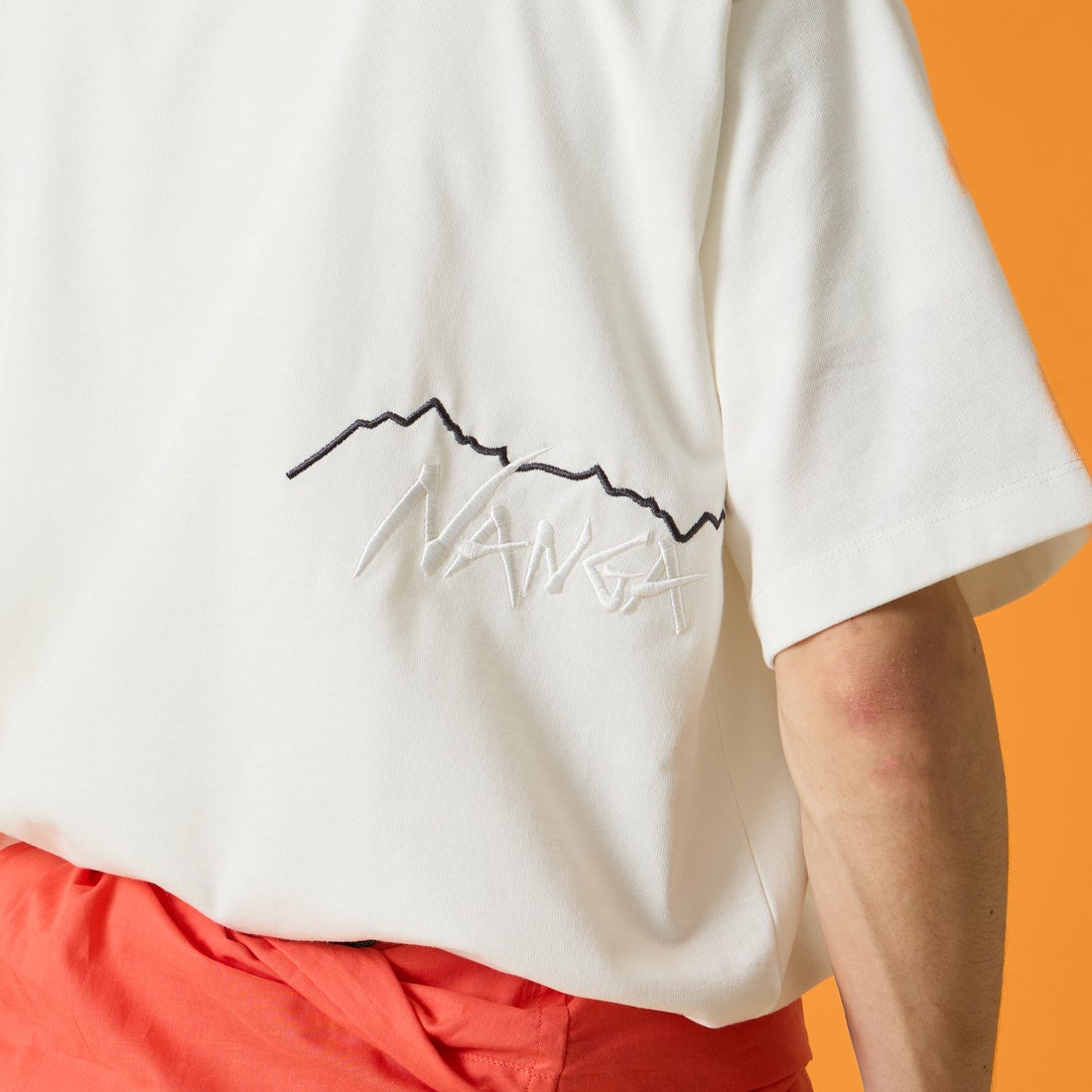 JEANSFACTORY × NANGA [ジーンズファクトリー × ナンガ] 別注 ブランドロゴ刺繍 ショートスリーブTシャツ [NW26SS-JF3] WHITE &&モデル身長：168cm 着用サイズ：L&&