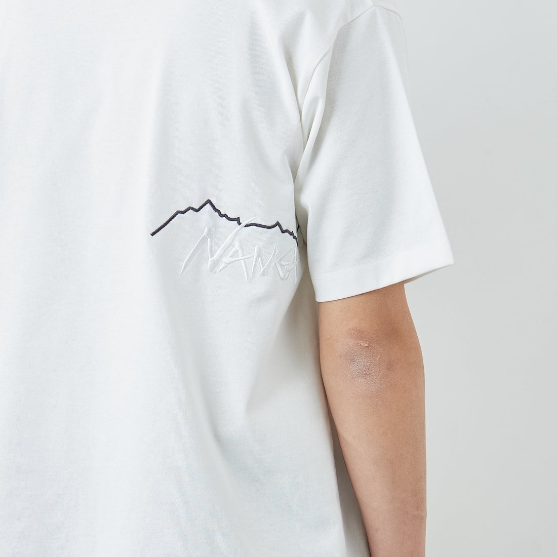 JEANSFACTORY × NANGA [ジーンズファクトリー × ナンガ] 別注 ブランドロゴ刺繍 ショートスリーブTシャツ [NW26SS-JF3] WHITE &&モデル身長：179cm 着用サイズ：L&&