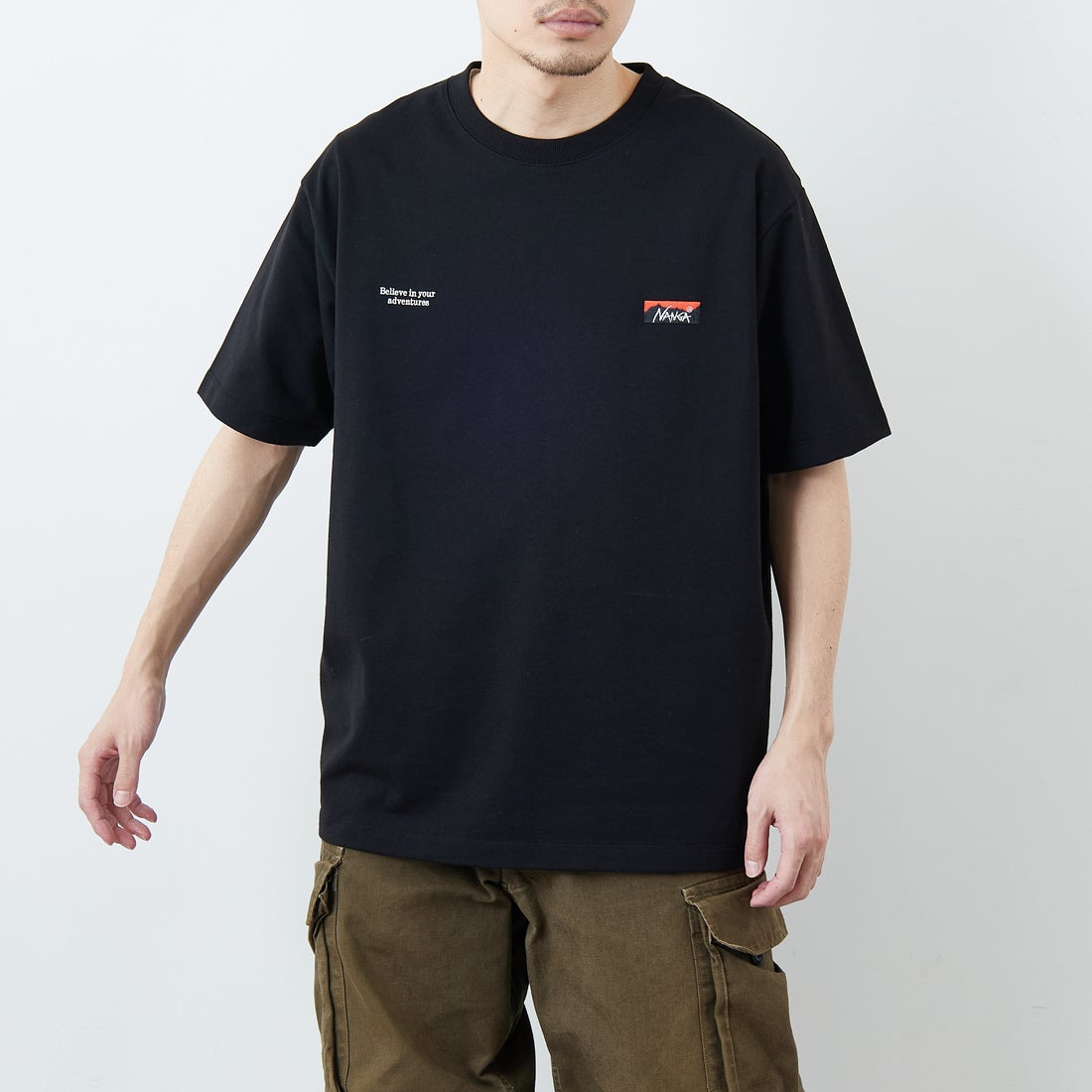 JEANSFACTORY × NANGA [ジーンズファクトリー × ナンガ] 別注 ブランドロゴ刺繍 ショートスリーブTシャツ [NW26SS-JF3] BLACK &&モデル身長：168cm 着用サイズ：L&&