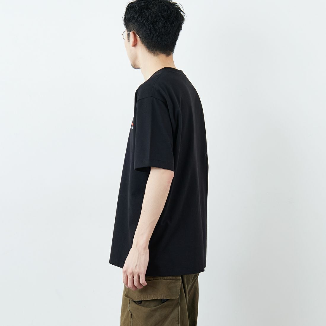 JEANSFACTORY × NANGA [ジーンズファクトリー × ナンガ] 別注 ブランドロゴ刺繍 ショートスリーブTシャツ [NW26SS-JF3] BLACK &&モデル身長：168cm 着用サイズ：L&&