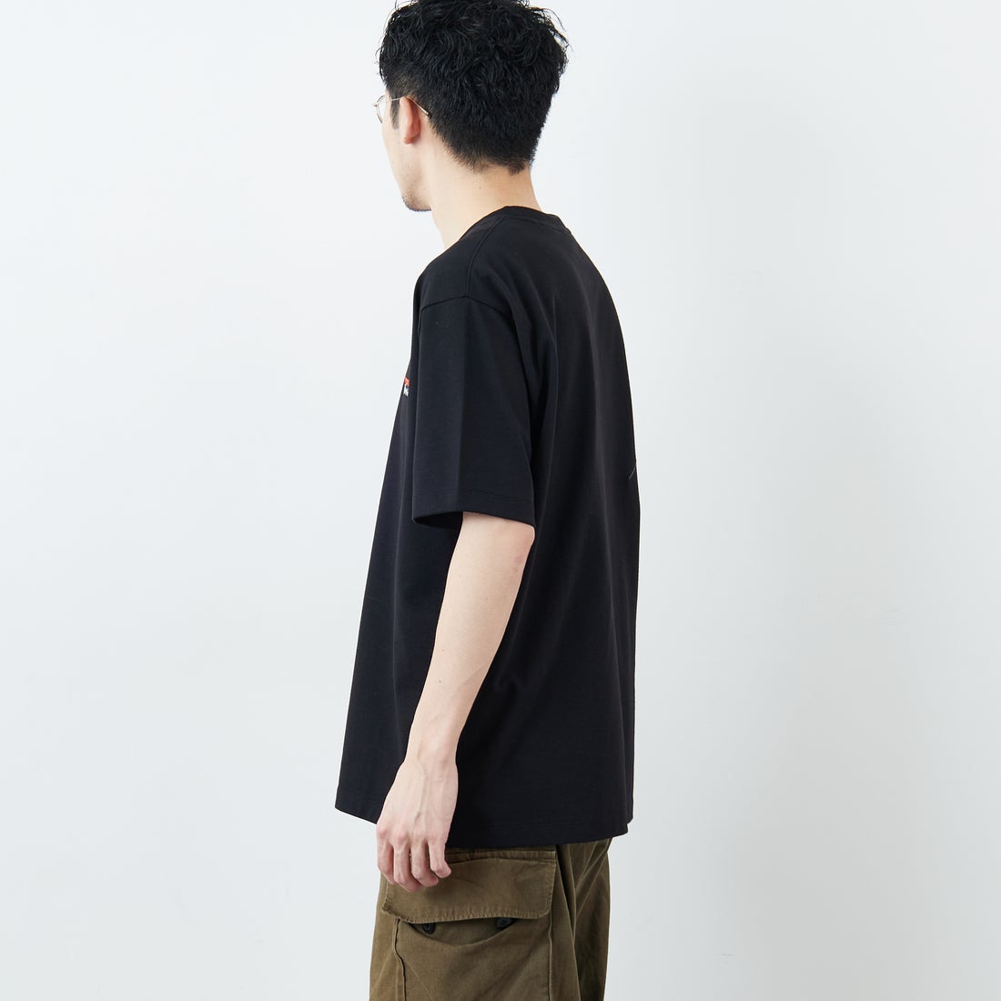 JEANSFACTORY × NANGA [ジーンズファクトリー × ナンガ] 別注 ブランドロゴ刺繍 ショートスリーブTシャツ [NW26SS-JF3] BLACK &&モデル身長：168cm 着用サイズ：L&&