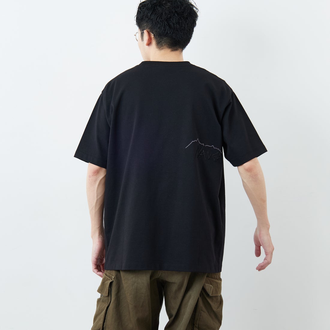 JEANSFACTORY × NANGA [ジーンズファクトリー × ナンガ] 別注 ブランドロゴ刺繍 ショートスリーブTシャツ [NW26SS-JF3] BLACK &&モデル身長：168cm 着用サイズ：L&&