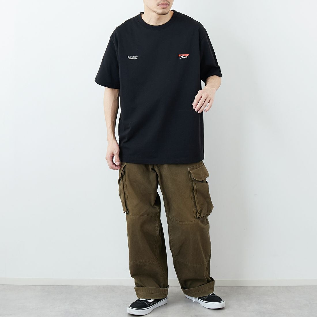 JEANSFACTORY × NANGA [ジーンズファクトリー × ナンガ] 別注 ブランドロゴ刺繍 ショートスリーブTシャツ [NW26SS-JF3] BLACK &&モデル身長：168cm 着用サイズ：L&&