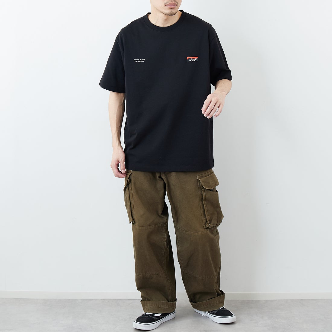 JEANSFACTORY × NANGA [ジーンズファクトリー × ナンガ] 別注 ブランドロゴ刺繍 ショートスリーブTシャツ [NW26SS-JF3] BLACK &&モデル身長：168cm 着用サイズ：L&&