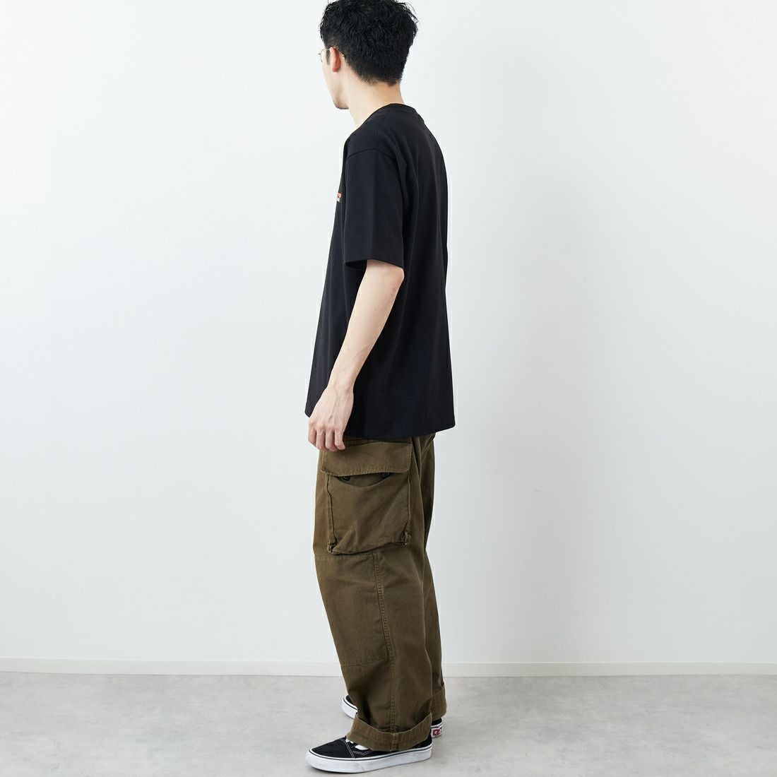 JEANSFACTORY × NANGA [ジーンズファクトリー × ナンガ] 別注 ブランドロゴ刺繍 ショートスリーブTシャツ [NW26SS-JF3] BLACK &&モデル身長：168cm 着用サイズ：L&&