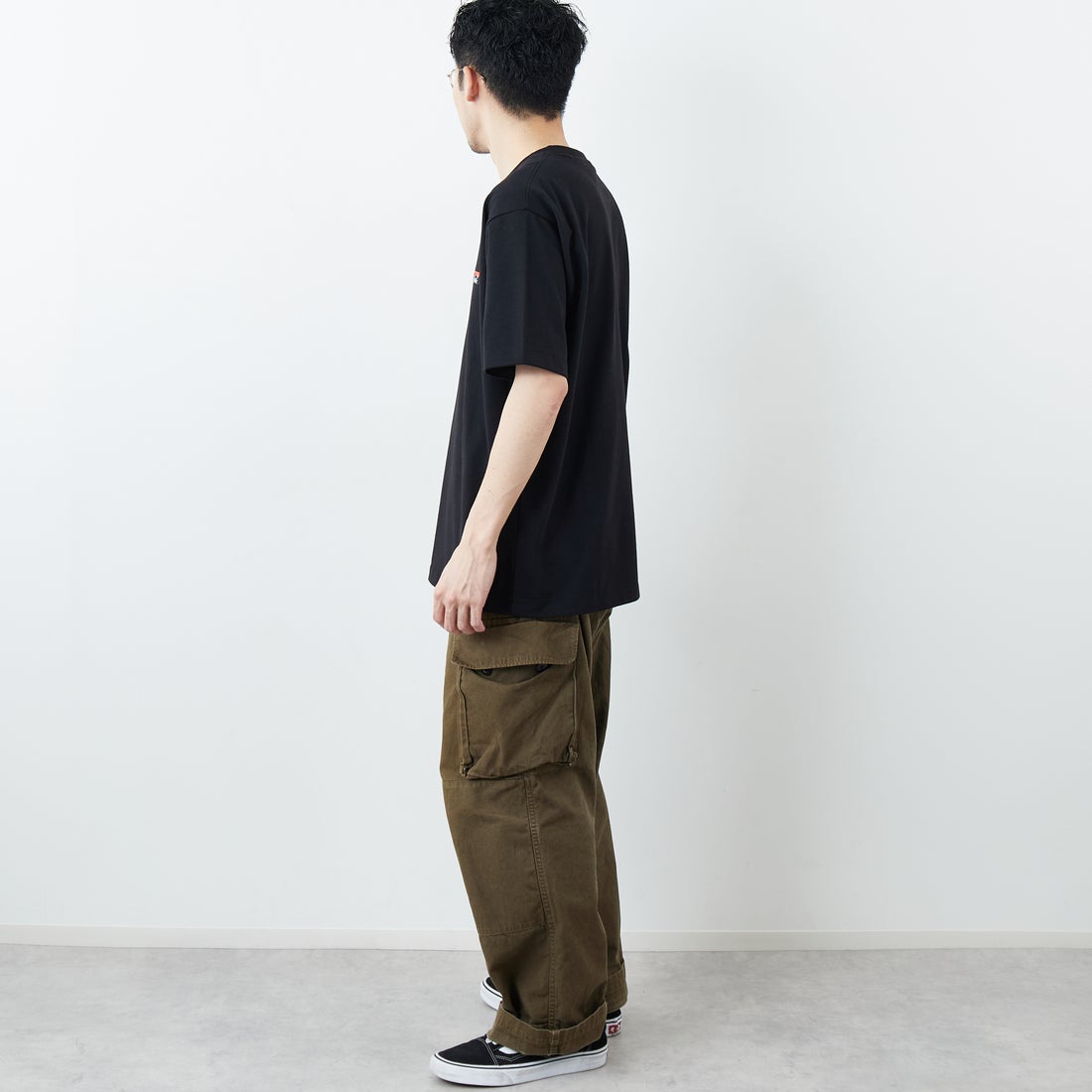 JEANSFACTORY × NANGA [ジーンズファクトリー × ナンガ] 別注 ブランドロゴ刺繍 ショートスリーブTシャツ [NW26SS-JF3] BLACK &&モデル身長：168cm 着用サイズ：L&&