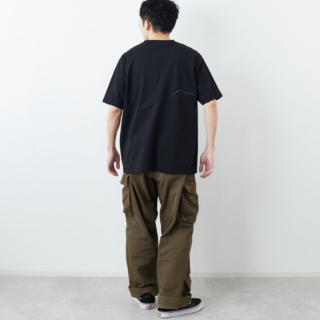 JEANSFACTORY × NANGA [ジーンズファクトリー × ナンガ] 別注 ブランドロゴ刺繍 ショートスリーブTシャツ [NW26SS-JF3] BLACK &&モデル身長：168cm 着用サイズ：L&&