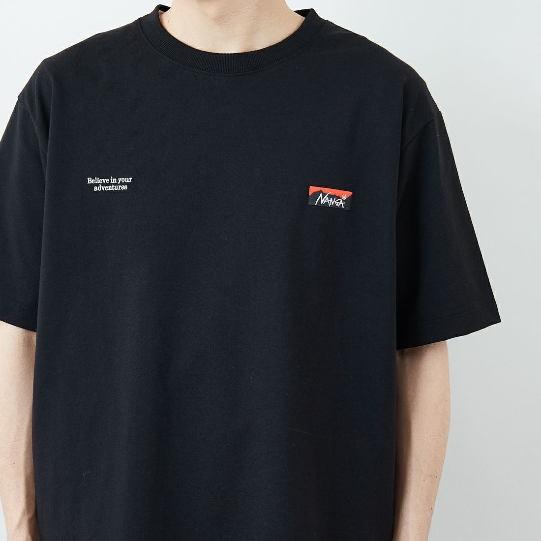 JEANSFACTORY × NANGA [ジーンズファクトリー × ナンガ] 別注 ブランドロゴ刺繍 ショートスリーブTシャツ [NW26SS-JF3] BLACK &&モデル身長：168cm 着用サイズ：L&&