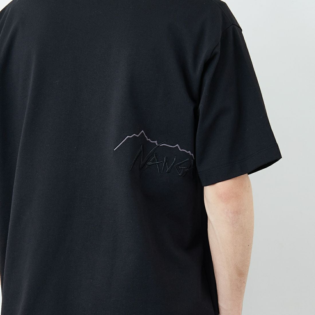 JEANSFACTORY × NANGA [ジーンズファクトリー × ナンガ] 別注 ブランドロゴ刺繍 ショートスリーブTシャツ [NW26SS-JF3] BLACK &&モデル身長：168cm 着用サイズ：L&&