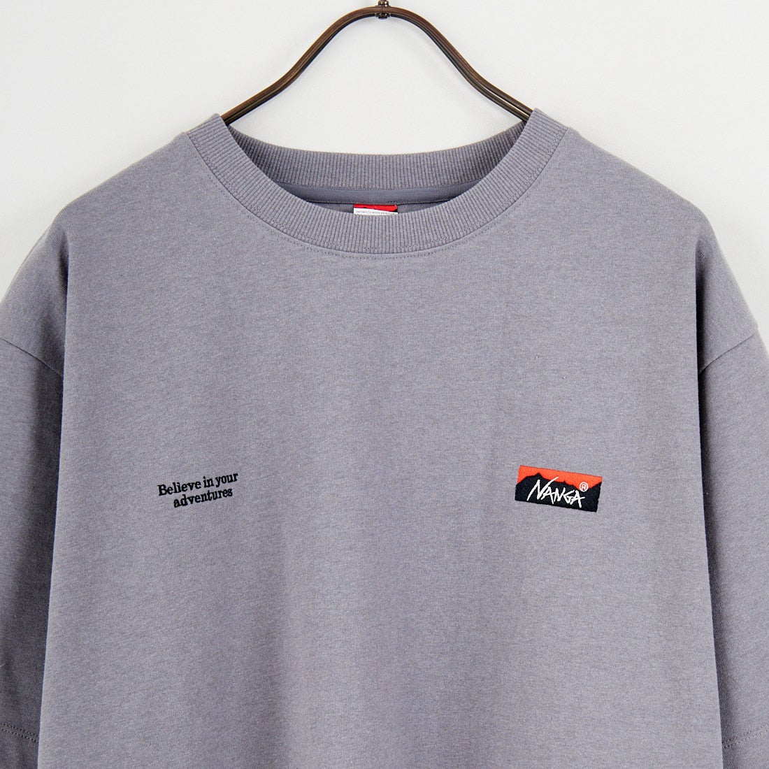 JEANSFACTORY × NANGA [ジーンズファクトリー × ナンガ] 別注 ブランドロゴ刺繍 ショートスリーブTシャツ [NW26SS-JF3] CHARCOAL