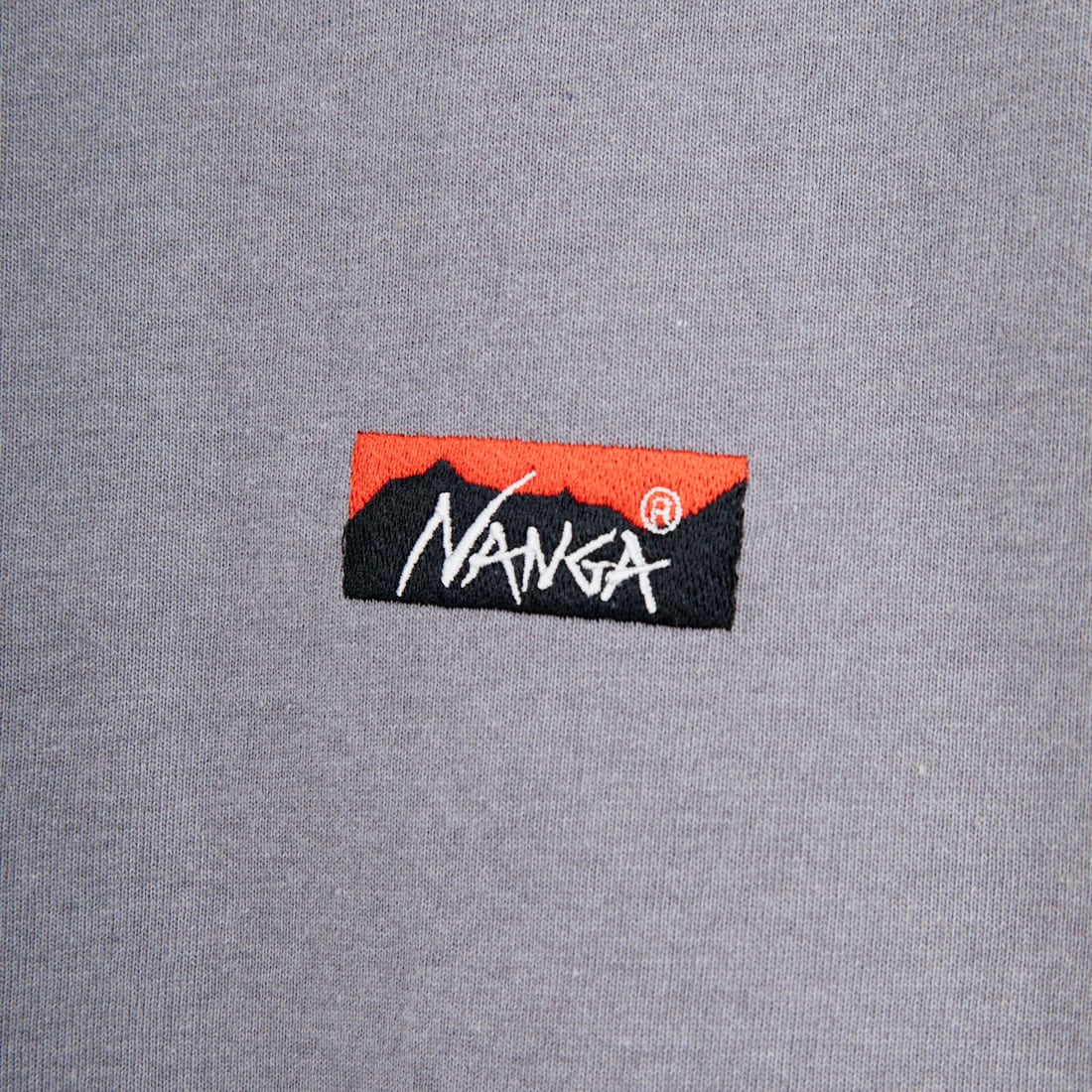 JEANSFACTORY × NANGA [ジーンズファクトリー × ナンガ] 別注 ブランドロゴ刺繍 ショートスリーブTシャツ [NW26SS-JF3] CHARCOAL