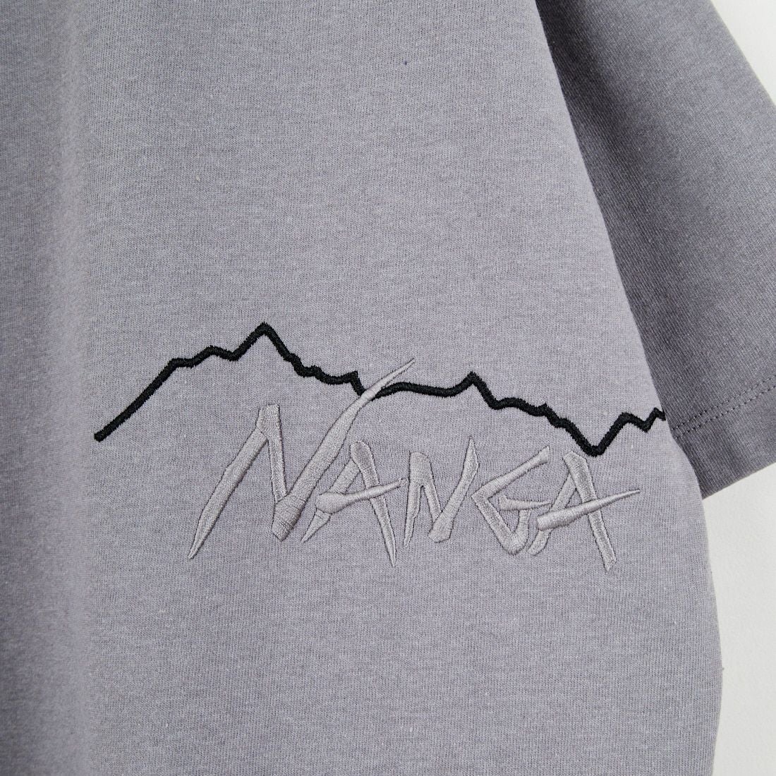 JEANSFACTORY × NANGA [ジーンズファクトリー × ナンガ] 別注 ブランドロゴ刺繍 ショートスリーブTシャツ [NW26SS-JF3] CHARCOAL