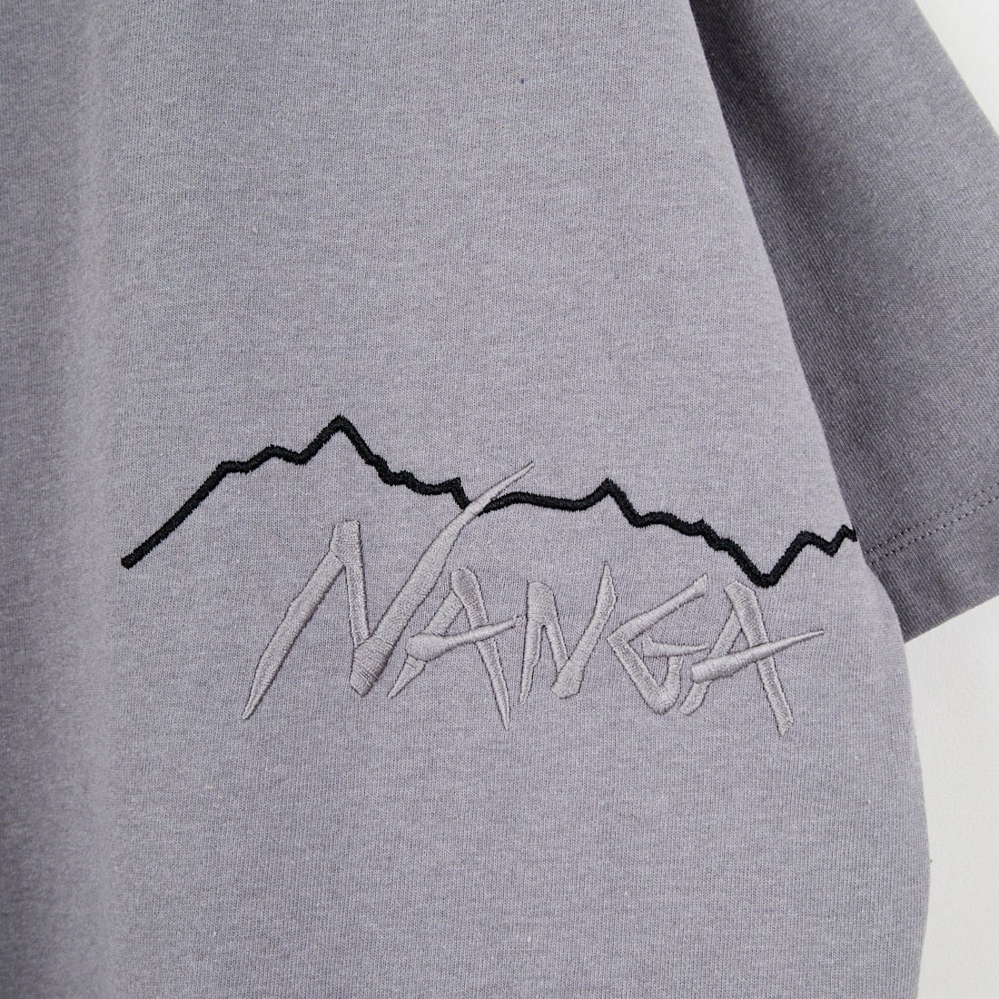 JEANSFACTORY × NANGA [ジーンズファクトリー × ナンガ] 別注 ブランドロゴ刺繍 ショートスリーブTシャツ [NW26SS-JF3] CHARCOAL