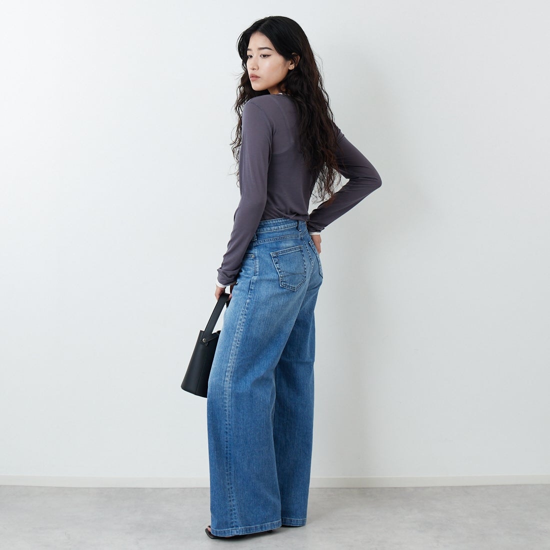 SOMETHING [サムシング] LISA NOUVEAU WIDE/ワイドデニムパンツ [STG10] 56 L.BLUE &&モデル身長：162cm 着用サイズ：S&&