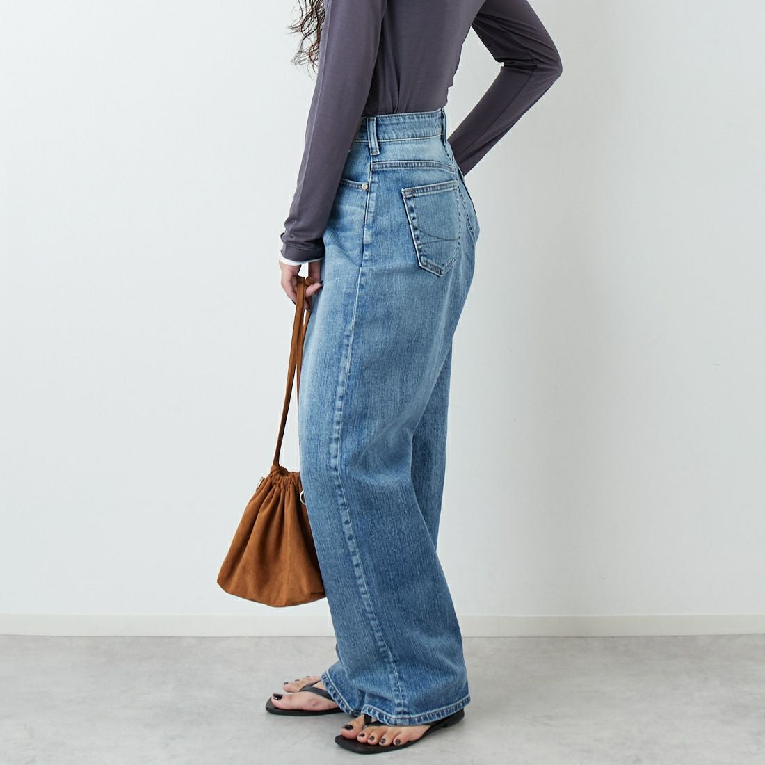 SOMETHING [サムシング] CLAUDIA ヌーボーカーブデニムパンツ [STG19] 56 L.BLUE &&モデル身長：162cm 着用サイズ：S&&