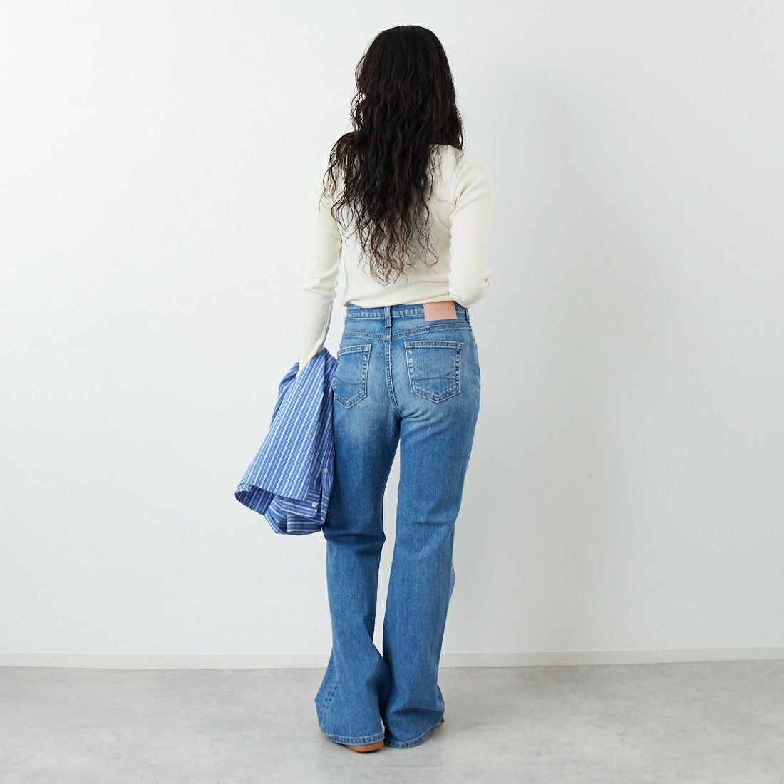 SOMETHING [サムシング] LISA NOUVEAU FLARE/フレアデニムパンツ [STG11] 56 L.BLUE &&モデル身長：162cm 着用サイズ：28&&