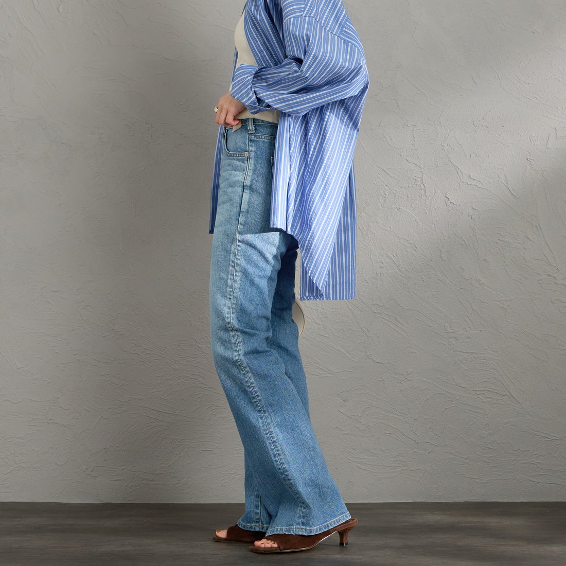 SOMETHING [サムシング] LISA NOUVEAU FLARE/フレアデニムパンツ [STG11] 56 L.BLUE &&モデル身長：158cm 着用サイズ：26&&