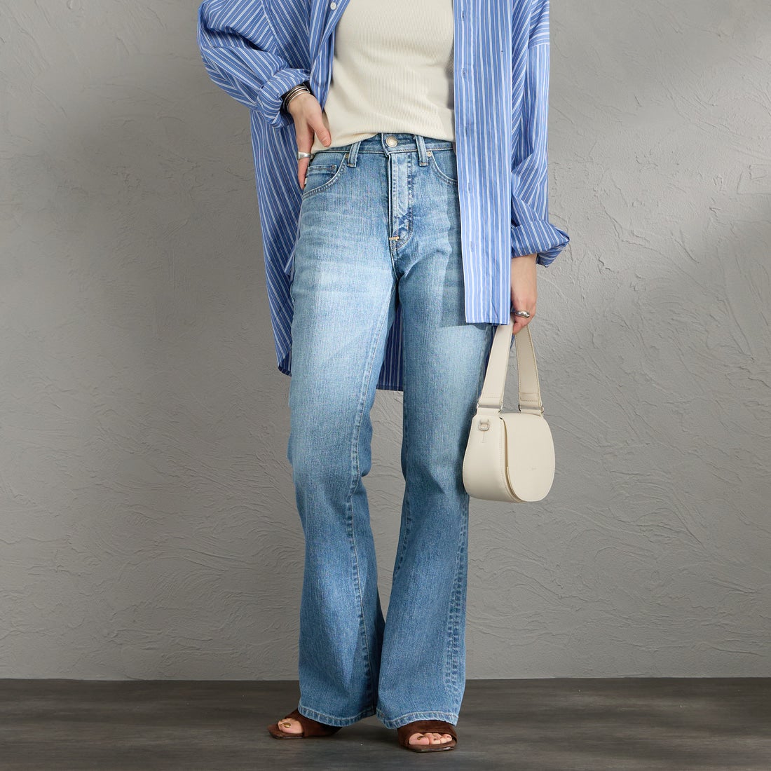 SOMETHING [サムシング] LISA NOUVEAU FLARE/フレアデニムパンツ [STG11] 56 L.BLUE &&モデル身長：158cm 着用サイズ：26&&