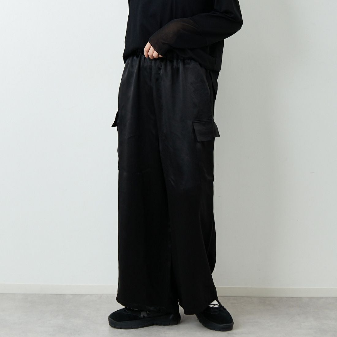 mizuiro ind [ミズイロインド] サテンカーゴパンツ [1-260089] 99 BLACK &&モデル身長：162cm 着用サイズ：F&&