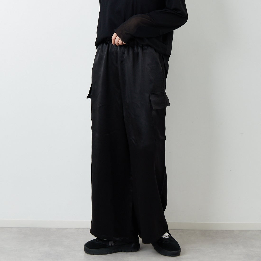 mizuiro ind [ミズイロインド] サテンカーゴパンツ [1-260089] 99 BLACK &&モデル身長：162cm 着用サイズ：F&&