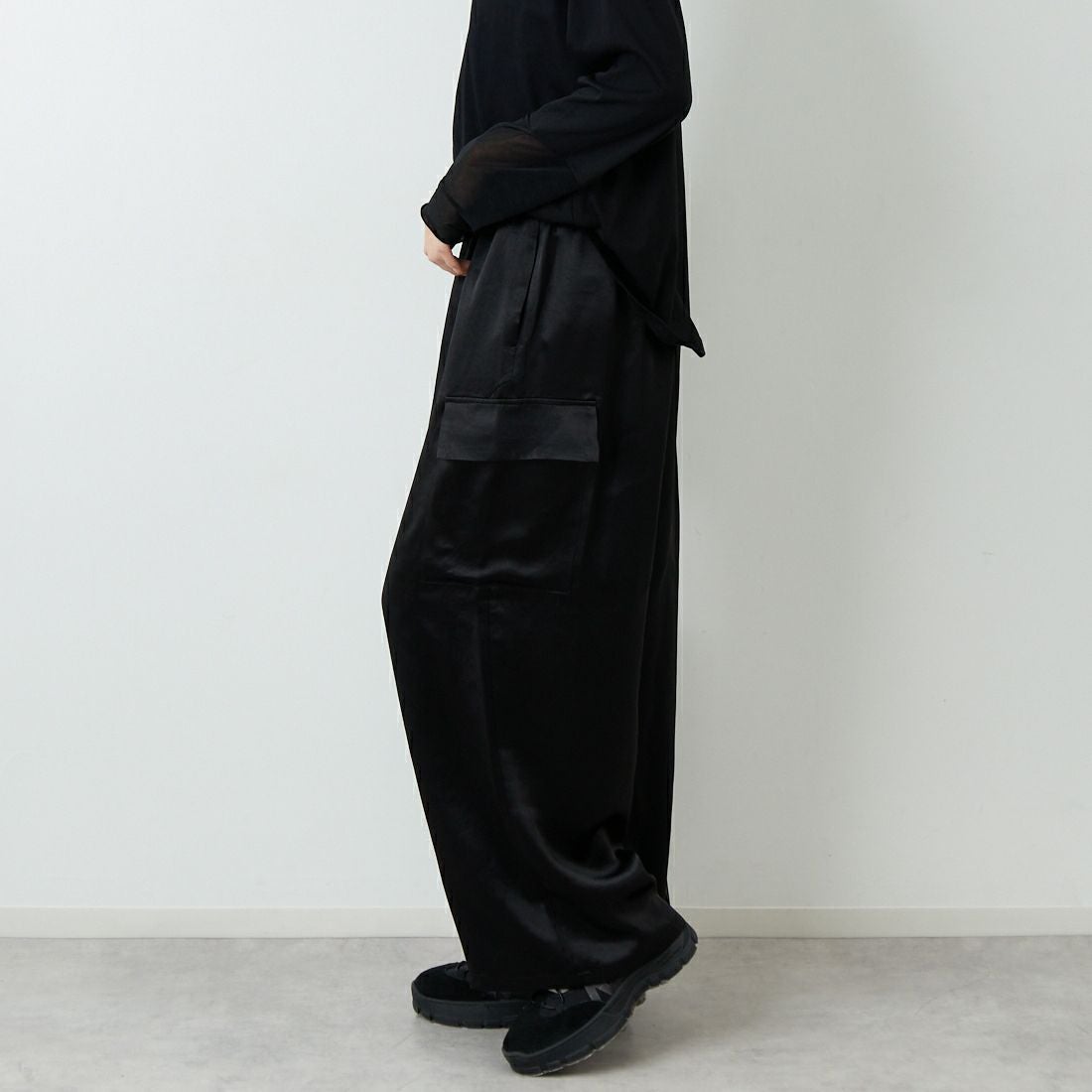 mizuiro ind [ミズイロインド] サテンカーゴパンツ [1-260089] 99 BLACK &&モデル身長：162cm 着用サイズ：F&&
