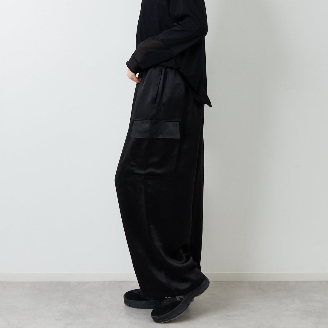 mizuiro ind [ミズイロインド] サテンカーゴパンツ [1-260089] 99 BLACK &&モデル身長：162cm 着用サイズ：F&&