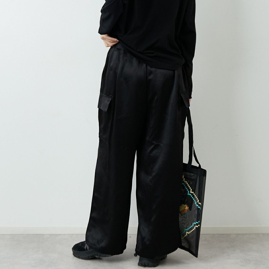 mizuiro ind [ミズイロインド] サテンカーゴパンツ [1-260089] 99 BLACK &&モデル身長：162cm 着用サイズ：F&&