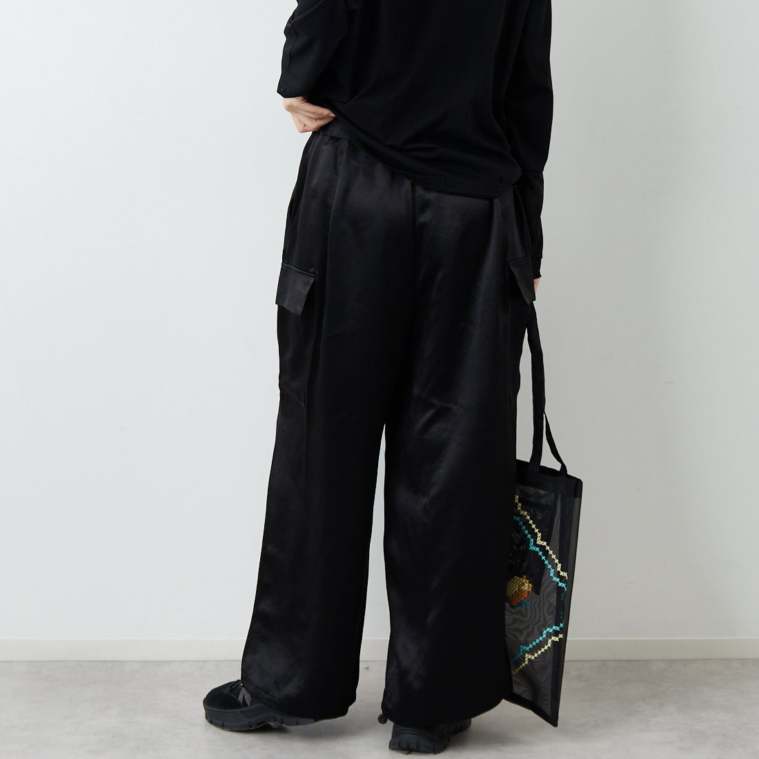mizuiro ind [ミズイロインド] サテンカーゴパンツ [1-260089] 99 BLACK &&モデル身長：162cm 着用サイズ：F&&