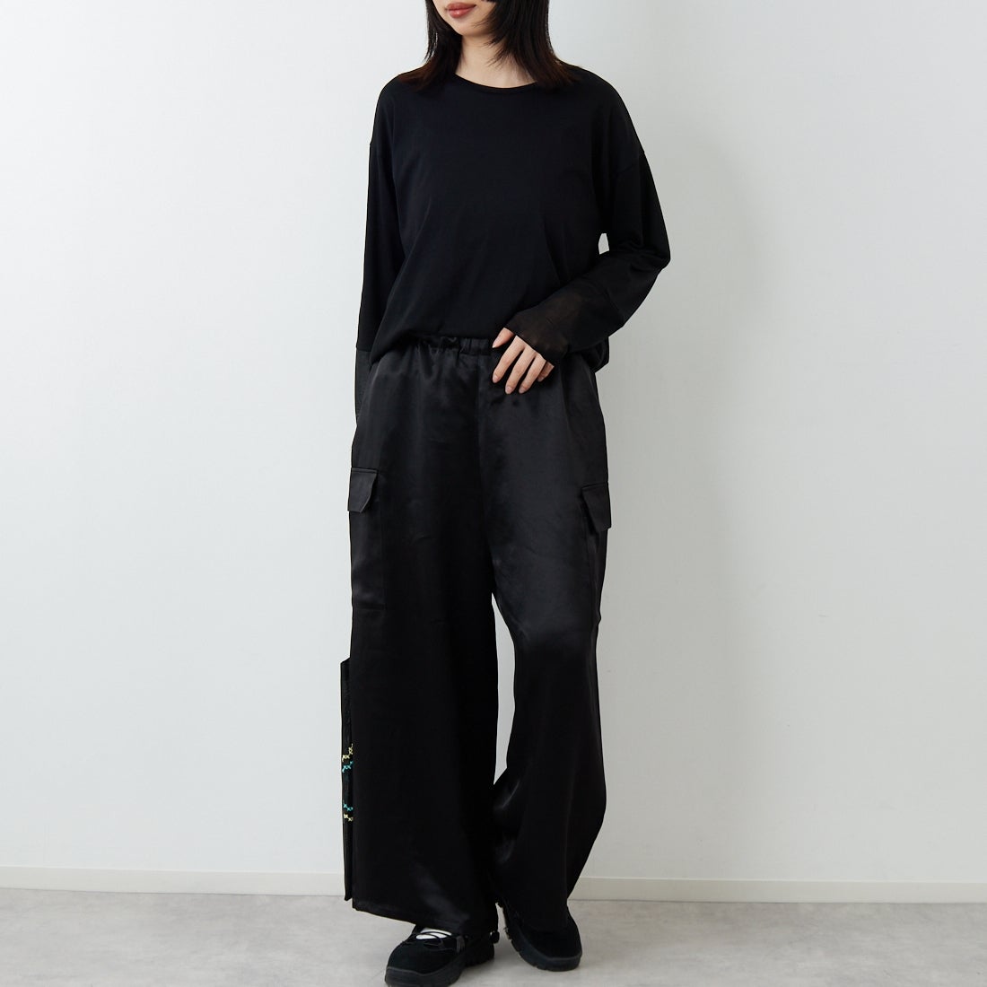 mizuiro ind [ミズイロインド] サテンカーゴパンツ [1-260089] 99 BLACK &&モデル身長：162cm 着用サイズ：F&&
