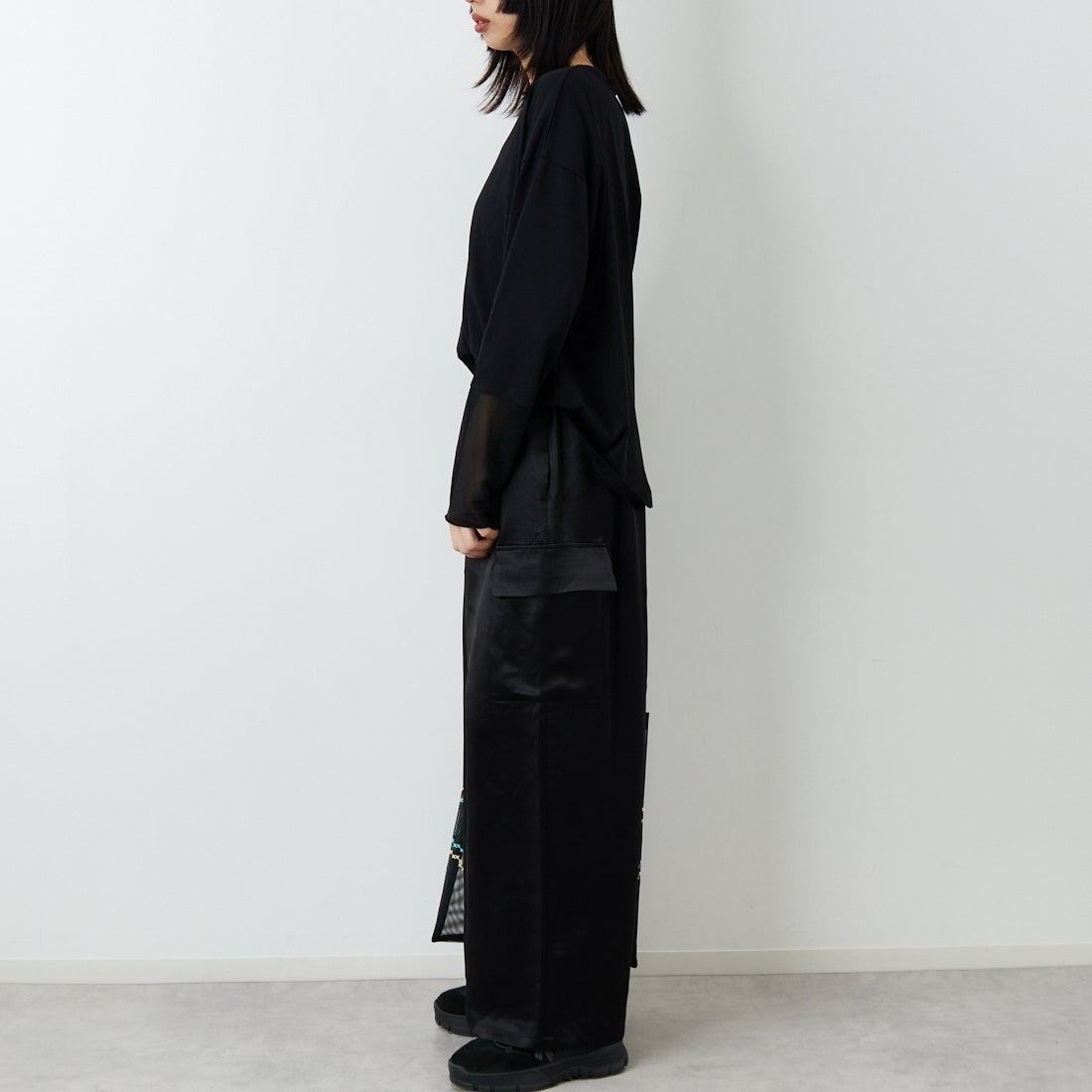 mizuiro ind [ミズイロインド] サテンカーゴパンツ [1-260089] 99 BLACK &&モデル身長：162cm 着用サイズ：F&&