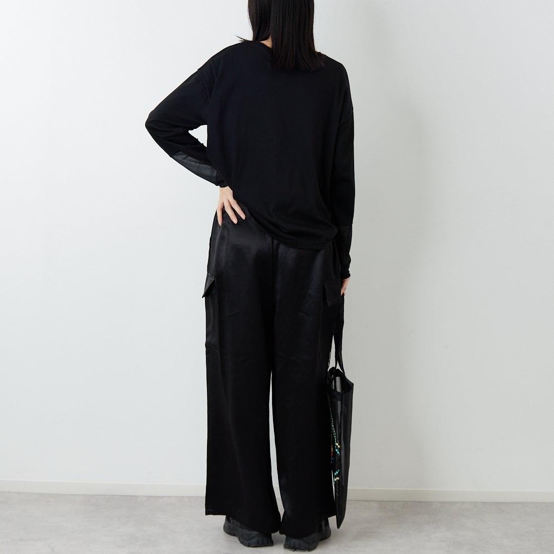 mizuiro ind [ミズイロインド] サテンカーゴパンツ [1-260089] 99 BLACK &&モデル身長：162cm 着用サイズ：F&&