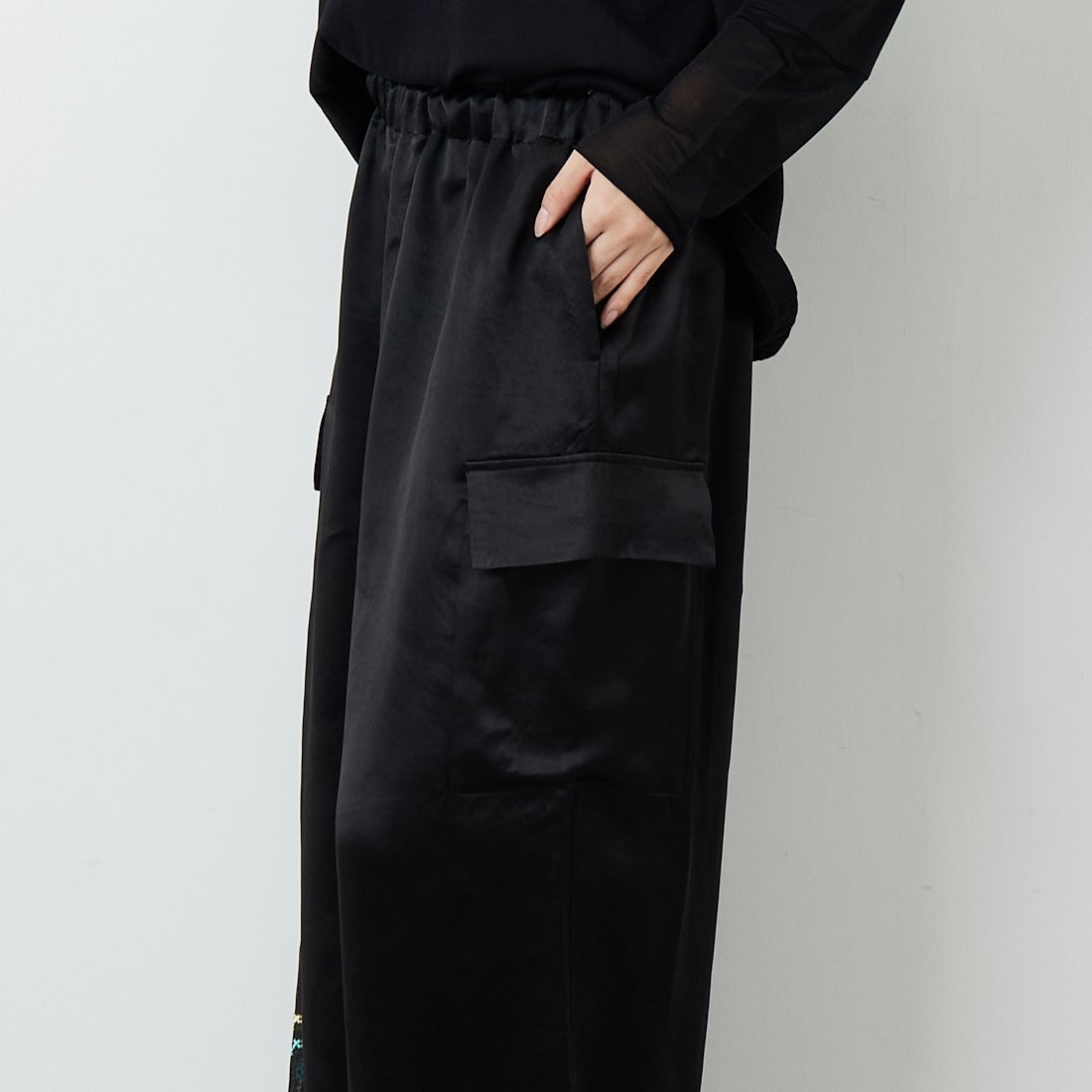 mizuiro ind [ミズイロインド] サテンカーゴパンツ [1-260089] 99 BLACK &&モデル身長：162cm 着用サイズ：F&&