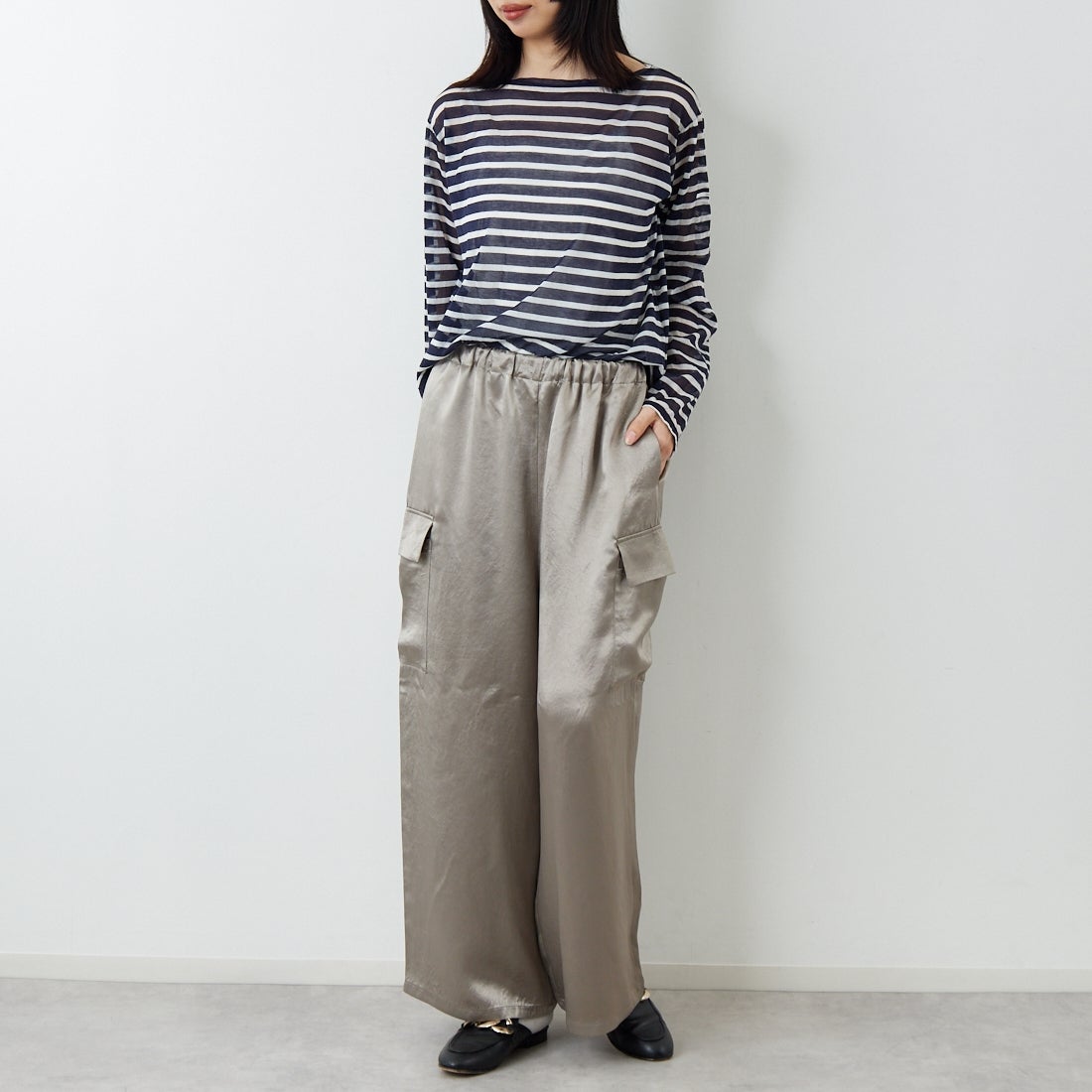 mizuiro ind [ミズイロインド] サテンカーゴパンツ [1-260089] 20 BEIGE &&モデル身長：162cm 着用サイズ：F&&
