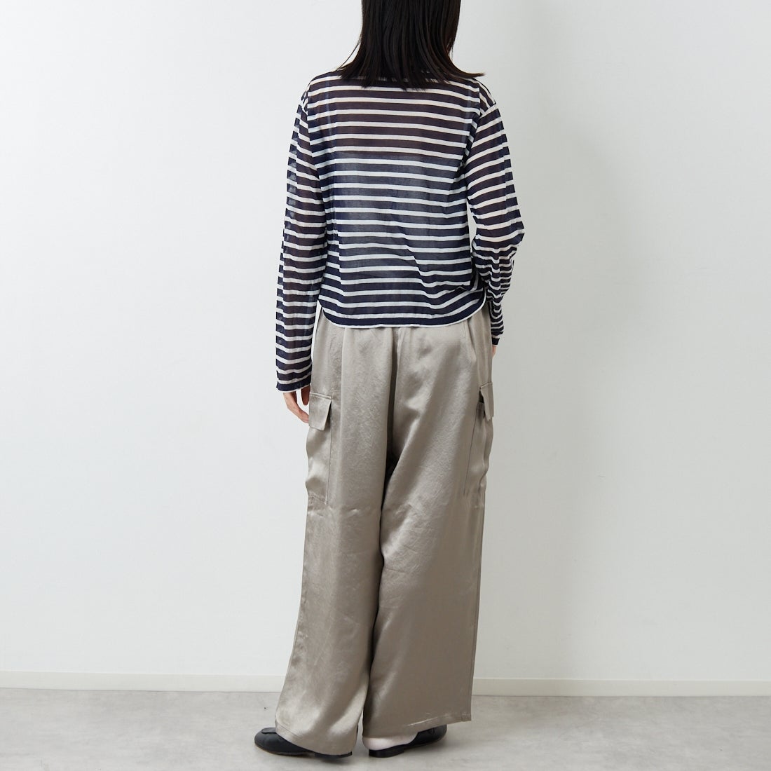 mizuiro ind [ミズイロインド] サテンカーゴパンツ [1-260089] 20 BEIGE &&モデル身長：162cm 着用サイズ：F&&