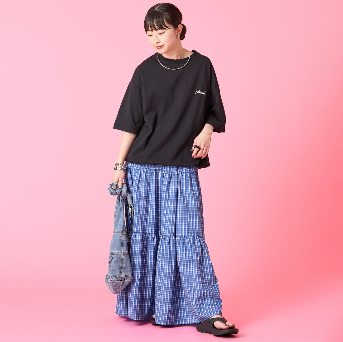 JEANSFACTORY × NANGA [ジーンズファクトリー × ナンガ] 別注 ルーズフィット NEBUKUROバックプリント ドローコードTシャツ [NW26SS-JF8] BLACK &&モデル身長：150cm 着用サイズ：S&&