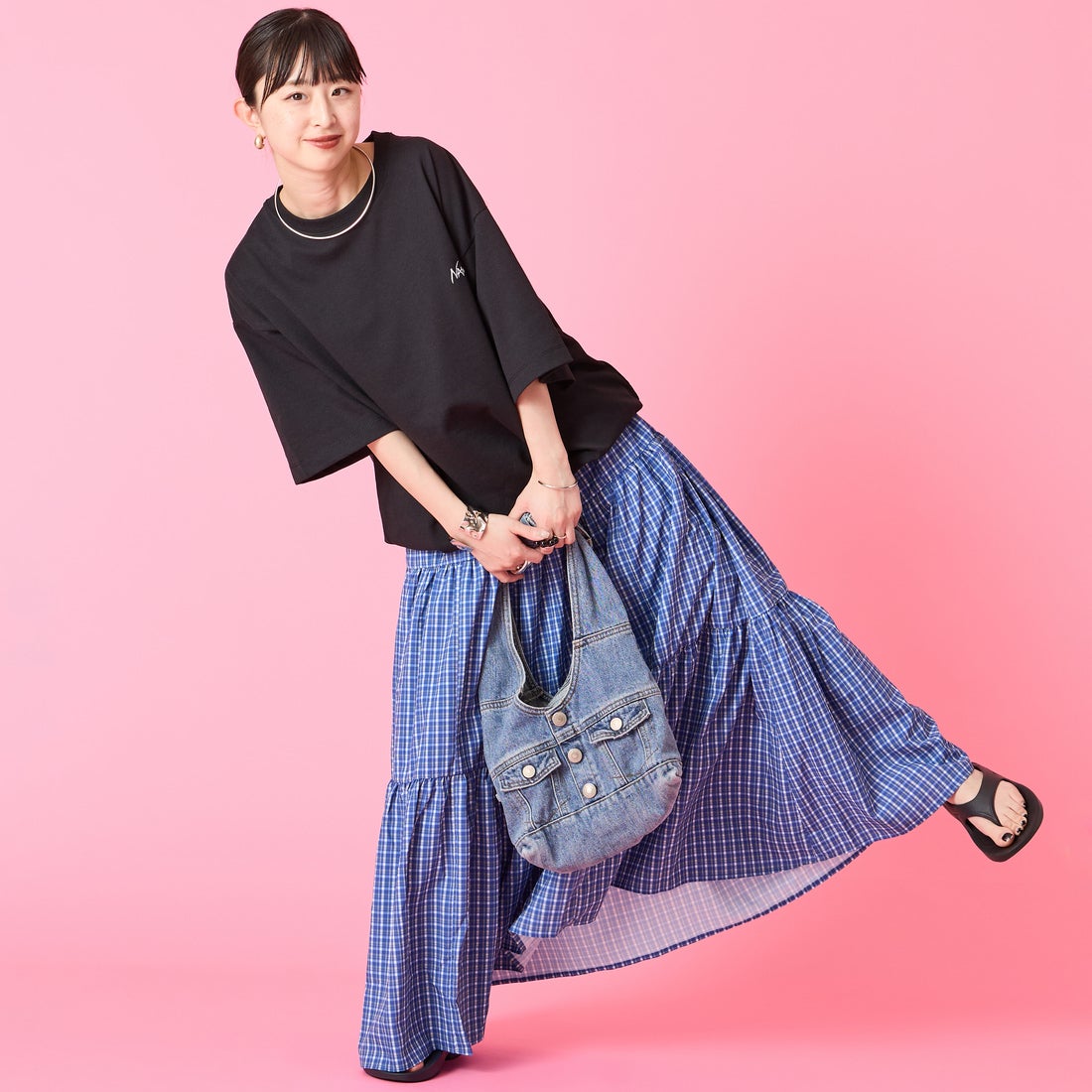 JEANSFACTORY × NANGA [ジーンズファクトリー × ナンガ] 別注 ルーズフィット NEBUKUROバックプリント ドローコードTシャツ [NW26SS-JF8] BLACK &&モデル身長：150cm 着用サイズ：S&&