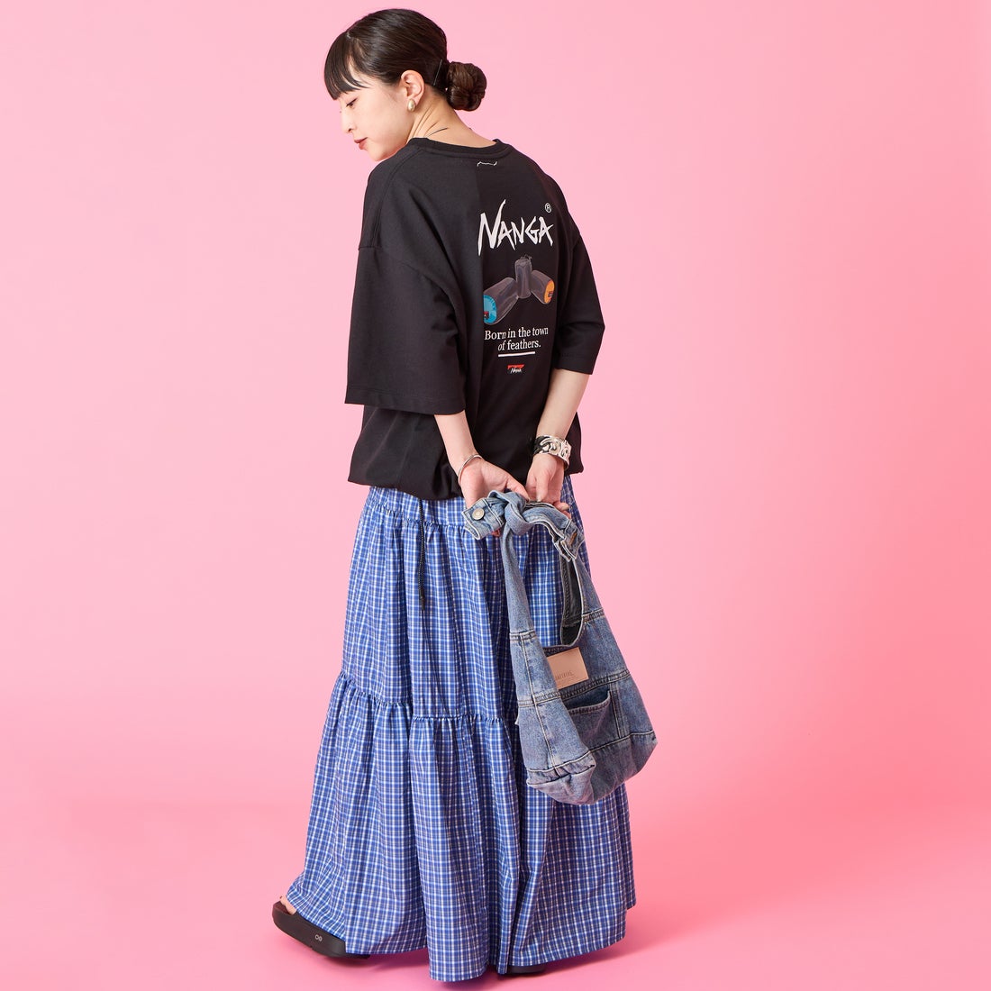 JEANSFACTORY × NANGA [ジーンズファクトリー × ナンガ] 別注 ルーズフィット NEBUKUROバックプリント ドローコードTシャツ [NW26SS-JF8] BLACK &&モデル身長：150cm 着用サイズ：S&&