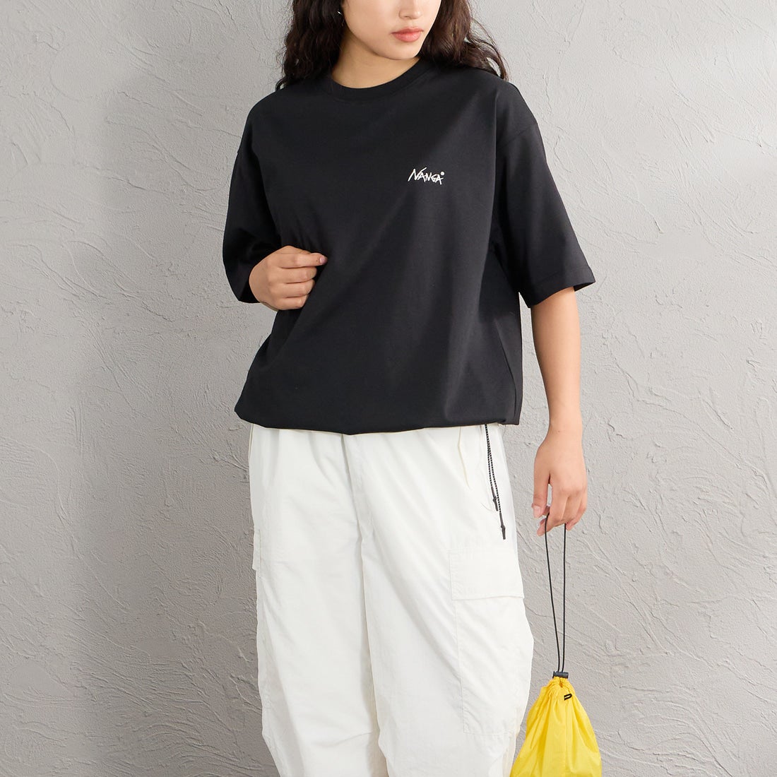 JEANSFACTORY × NANGA [ジーンズファクトリー × ナンガ] 別注 ルーズフィット NEBUKUROバックプリント ドローコードTシャツ [NW26SS-JF8] BLACK &&モデル身長：162cm 着用サイズ：S&&