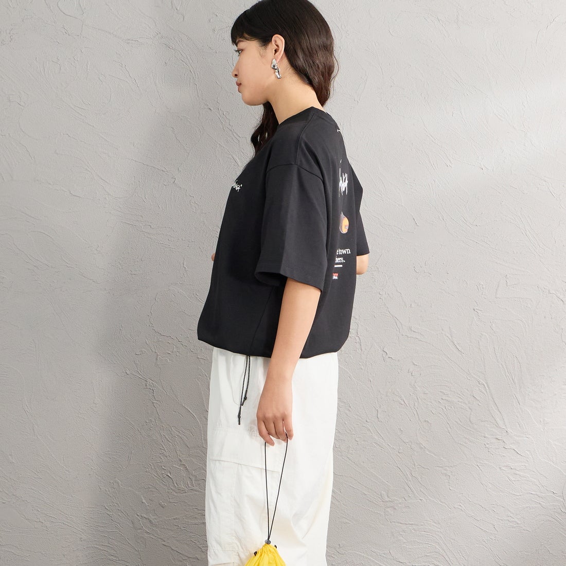JEANSFACTORY × NANGA [ジーンズファクトリー × ナンガ] 別注 ルーズフィット NEBUKUROバックプリント ドローコードTシャツ [NW26SS-JF8] BLACK &&モデル身長：162cm 着用サイズ：S&&