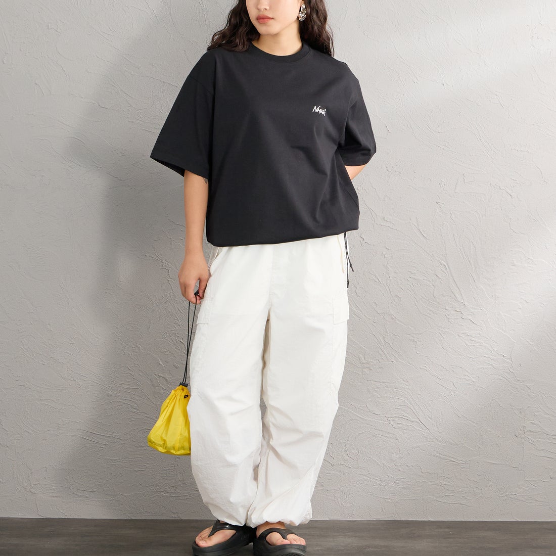JEANSFACTORY × NANGA [ジーンズファクトリー × ナンガ] 別注 ルーズフィット NEBUKUROバックプリント ドローコードTシャツ [NW26SS-JF8] BLACK &&モデル身長：162cm 着用サイズ：S&&