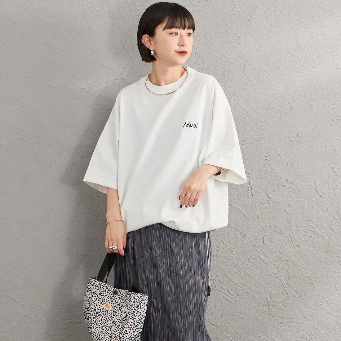 JEANSFACTORY × NANGA [ジーンズファクトリー × ナンガ] 別注 ルーズフィット NEBUKUROバックプリント ドローコードTシャツ [NW26SS-JF8] WHITE &&モデル身長：150cm 着用サイズ：S&&