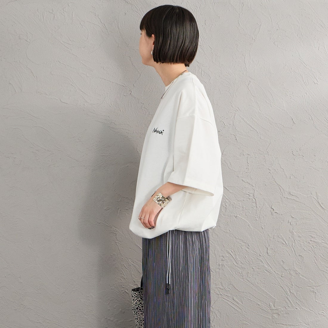 JEANSFACTORY × NANGA [ジーンズファクトリー × ナンガ] 別注 ルーズフィット NEBUKUROバックプリント ドローコードTシャツ [NW26SS-JF8] WHITE &&モデル身長：150cm 着用サイズ：S&&