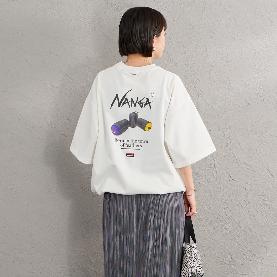 JEANSFACTORY × NANGA [ジーンズファクトリー × ナンガ] 別注 ルーズフィット NEBUKUROバックプリント ドローコードTシャツ [NW26SS-JF8] WHITE &&モデル身長：150cm 着用サイズ：S&&