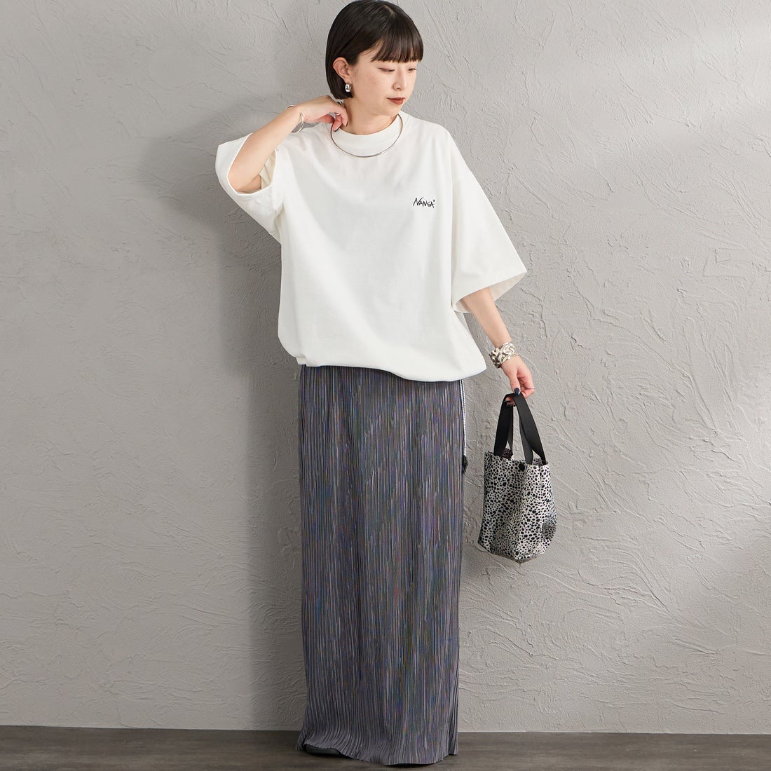 JEANSFACTORY × NANGA [ジーンズファクトリー × ナンガ] 別注 ルーズフィット NEBUKUROバックプリント ドローコードTシャツ [NW26SS-JF8] WHITE &&モデル身長：150cm 着用サイズ：S&&