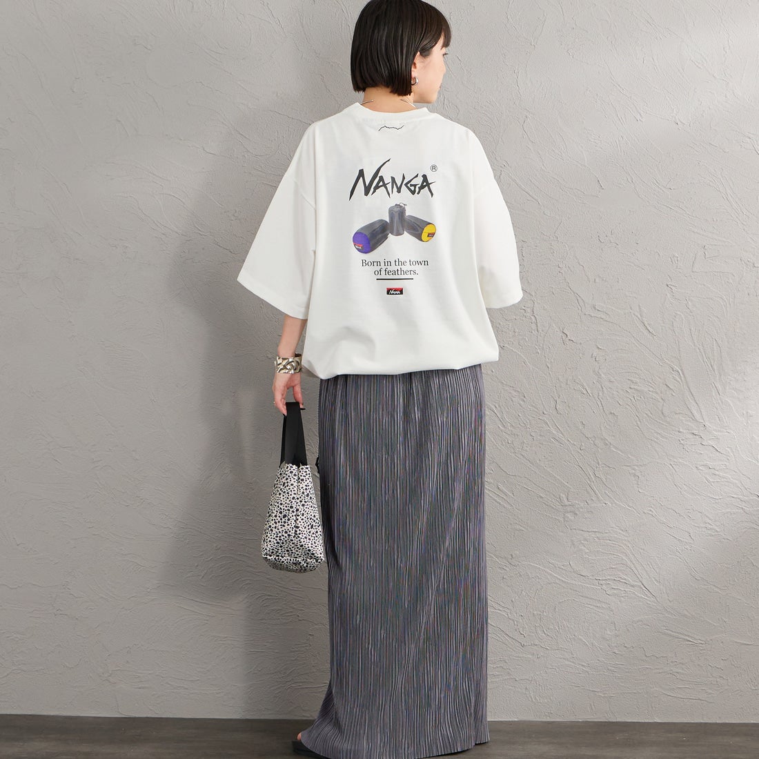 JEANSFACTORY × NANGA [ジーンズファクトリー × ナンガ] 別注 ルーズフィット NEBUKUROバックプリント ドローコードTシャツ [NW26SS-JF8] WHITE &&モデル身長：150cm 着用サイズ：S&&